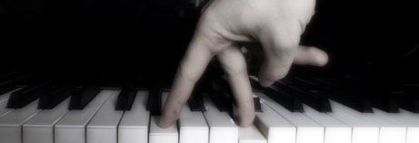 doigts de Florian Caroubi marchant sur un clavier